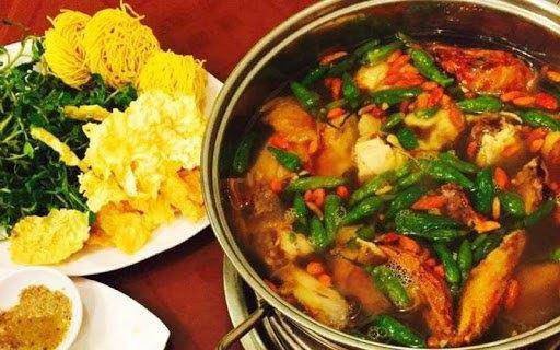 Nồi lẩu gà tiềm ớt hiểm thơm lừng sau khi hoàn thành