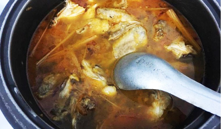 Nồi lẩu gà với gói lẩu thái hoàn thành, sẵn sàng phục vụ