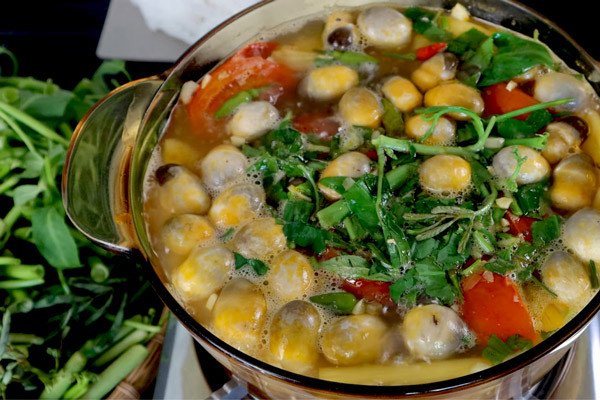 Nồi lẩu hột vịt lộn nóng hổi sẵn sàng để nhúng rau và thưởng thức