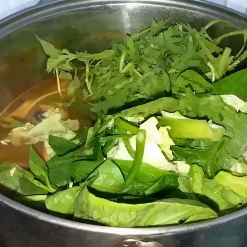 Nồi lẩu hột vịt lộn thơm ngon, đầy đủ các nguyên liệu