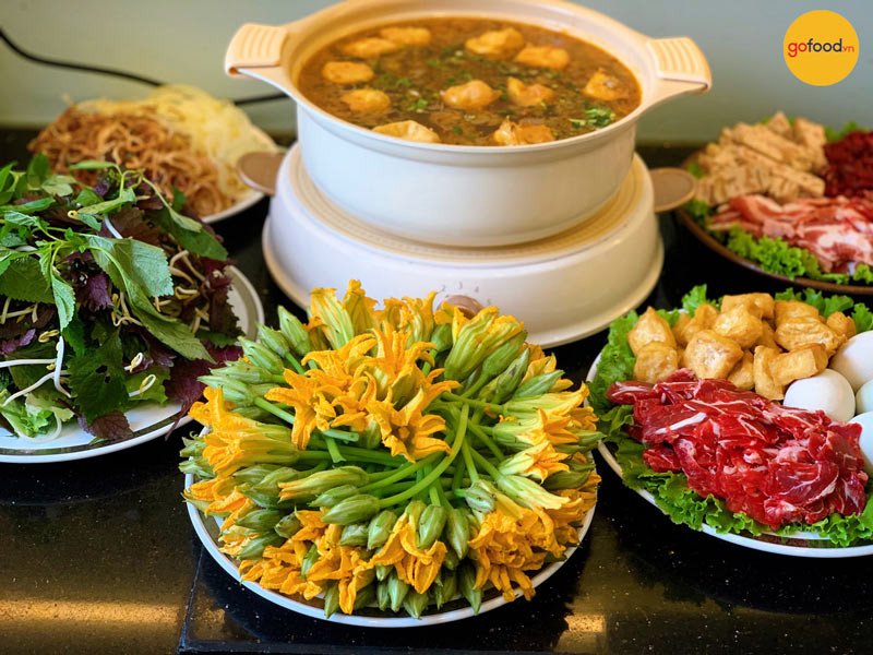 Nồi lẩu riêu cua bắp bò hấp dẫn do chị Châu Ngọc chuẩn bị