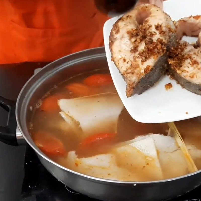 Nồi lẩu Thái cá bớp chuẩn bị hoàn thành, cá bớp đã chín tới