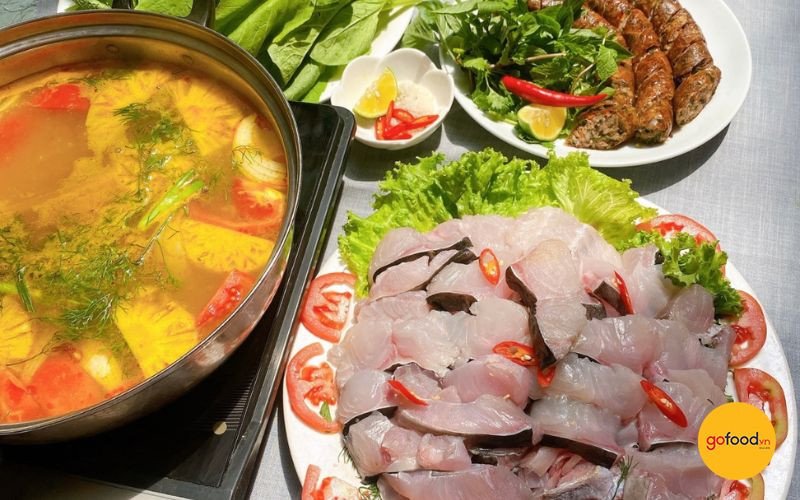 Nồi lẩu Thái cá lăng nóng hổi