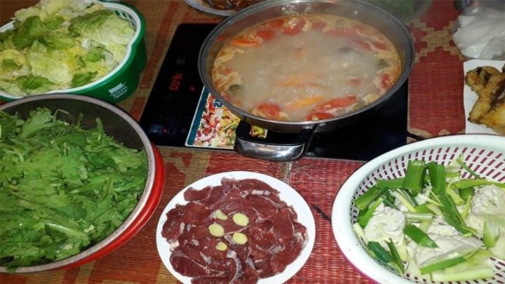 Nồi lẩu thịt trâu nhúng mẻ nóng hổi hấp dẫn, món ăn ngon cho gia đình