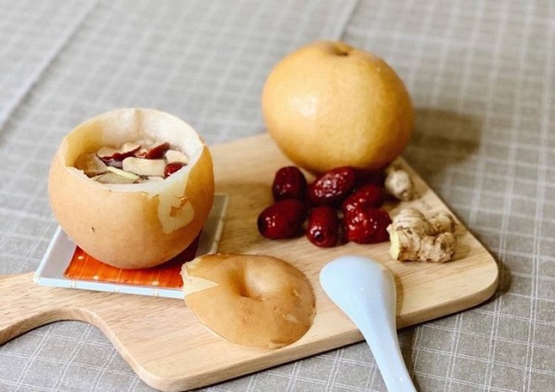 Nồi lê hấp táo đỏ gừng kỷ tử thơm lừng theo công thức nấu nước lê táo đỏ cho bé