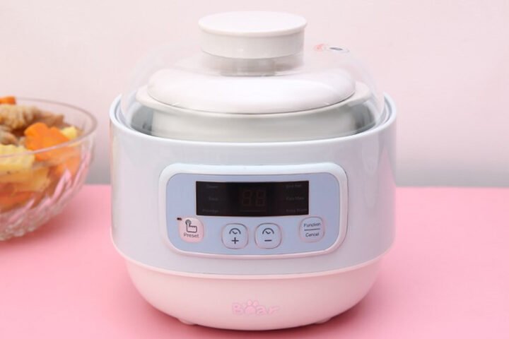 Nồi nấu chậm Bear 0.8 lít DDZ-A08G2 với thiết kế nhỏ gọn và màu xanh tươi mát