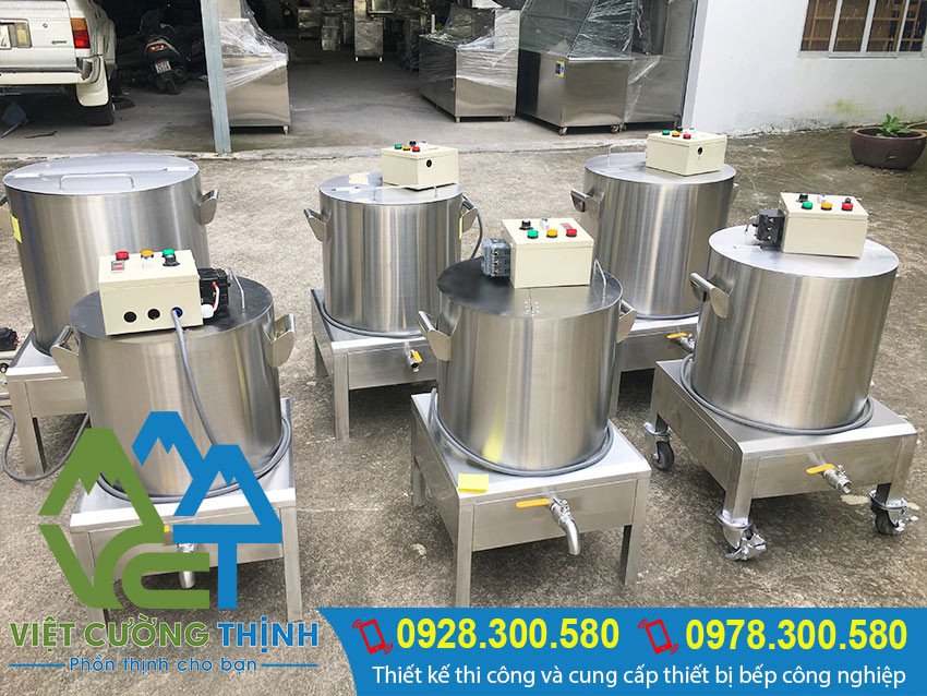 Nồi nấu hủ tiếu lớn, tiện lợi cho việc chuẩn bị nước dùng