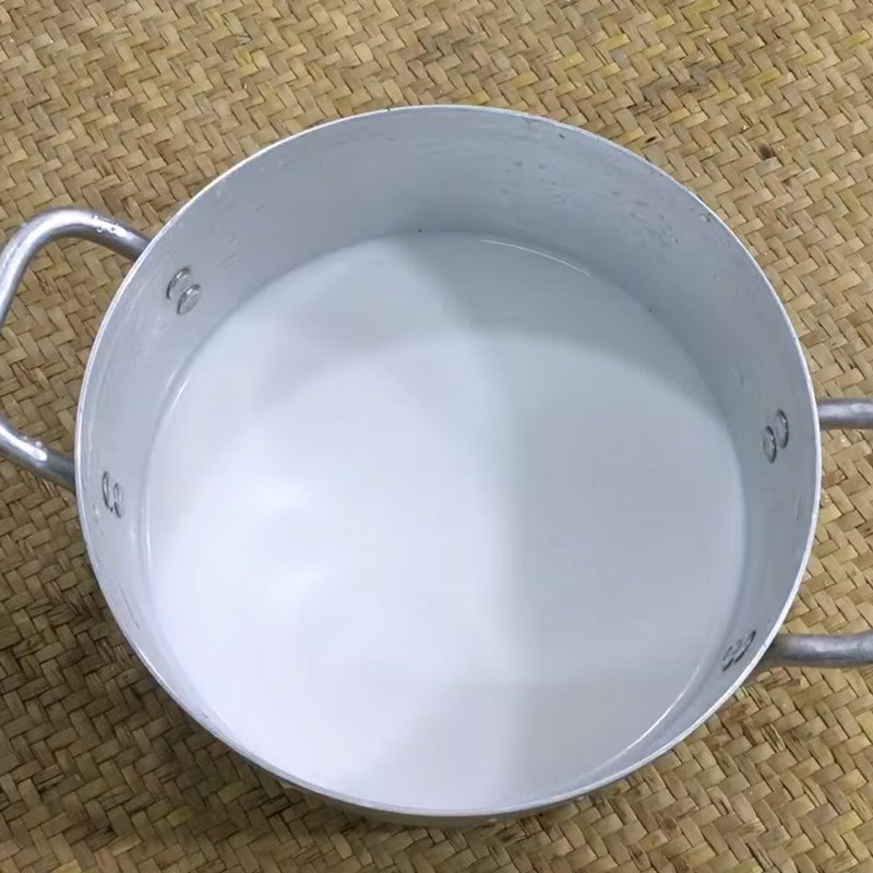Nồi nước cốt dừa đang được đun nhẹ để tạo độ sánh mịn hoàn hảo
