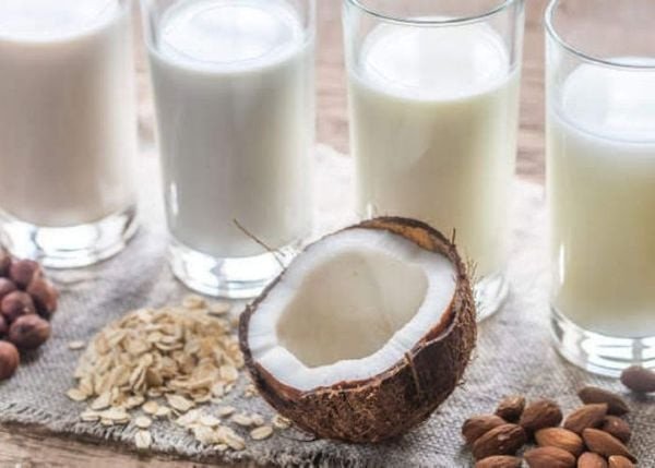 Nồi nước cốt dừa đang được nấu sôi trên bếp, chuẩn bị dùng để nấu chè