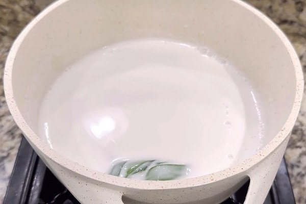 Nồi nước cốt dừa sánh mịn, béo ngậy chuẩn bị cho món chè hạt sen đậu xanh