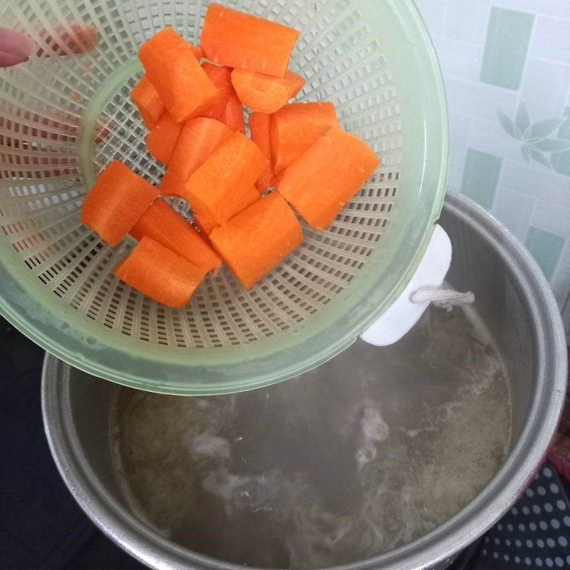 Nồi nước dùng bánh canh bột lọc đang sôi, tôm và xương heo đã chín