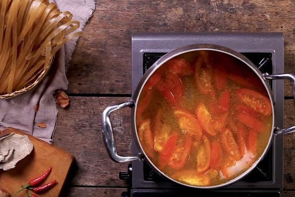 Nồi nước dùng bánh đa cua Hải Phòng chuẩn vị