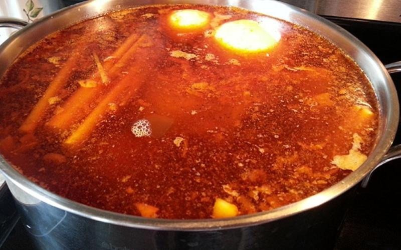 Nồi nước dùng bún bò đang ninh