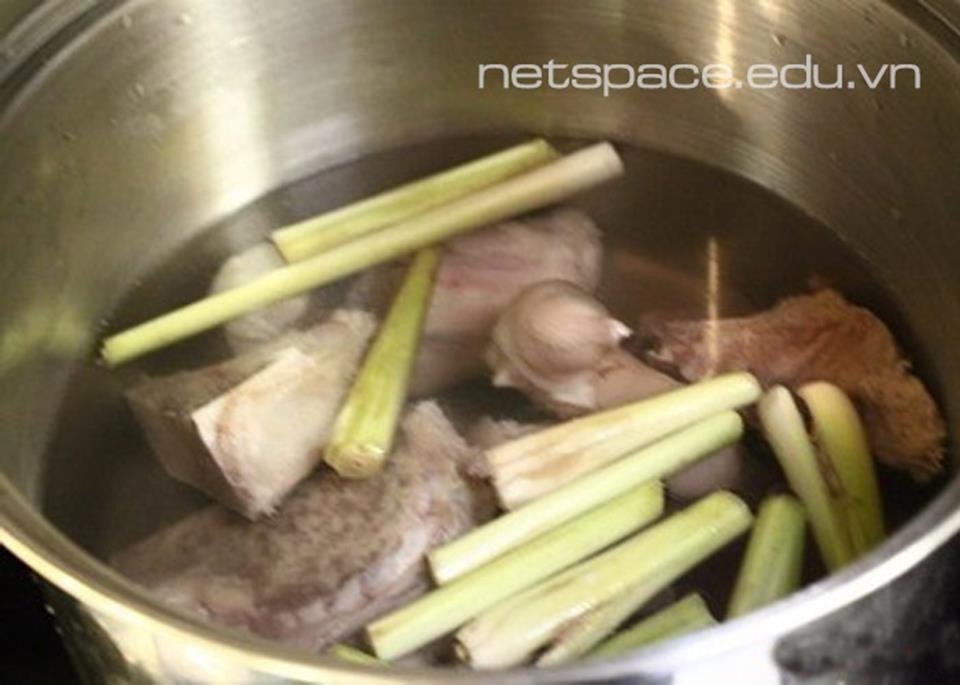 Nồi nước dùng bún bò Huế đang được hầm xương và thịt tạo độ ngọt