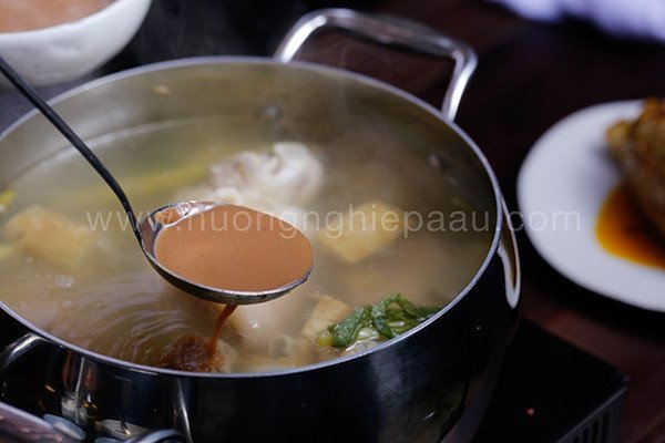 Nồi nước dùng bún bò Huế với xương, thịt, sả và các loại gia vị