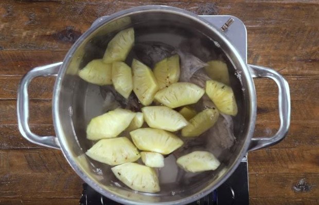 Nồi nước dùng bún chả cá đang ninh xương cá và thơm