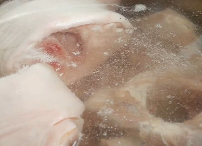 Nồi nước dùng bún mọc chân giò đang hầm