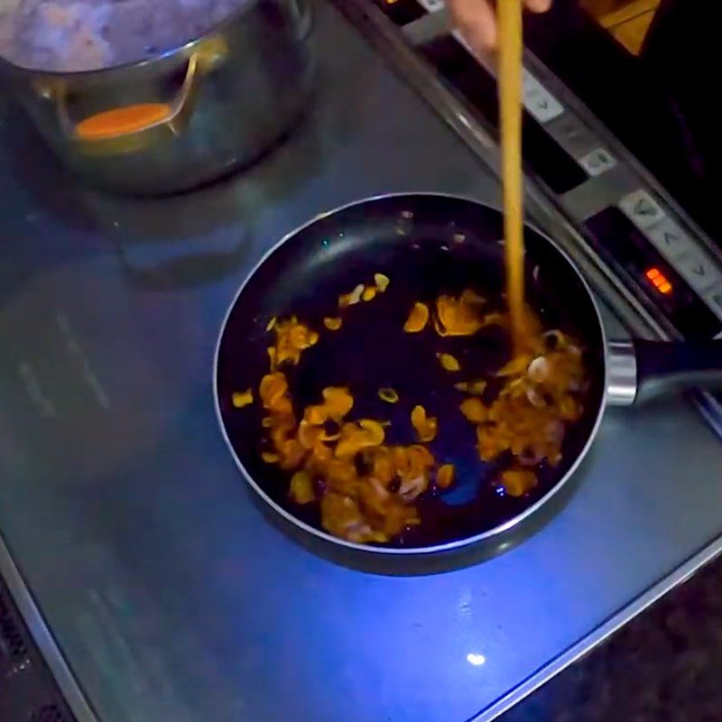 Nồi nước dùng bún riêu cua bắp bò đang sôi