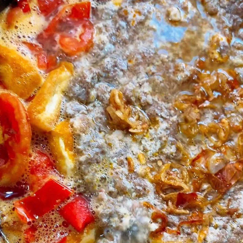 Nồi nước dùng bún riêu cua bắp bò với ốc và cà chua