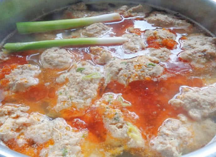 Nồi nước dùng canh bún nấu với riêu cua và đậu phụ