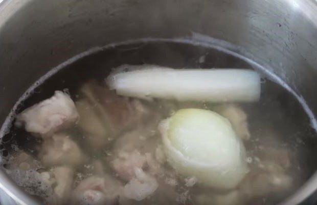 Nồi nước dùng đang hầm xương và củ quả cho mì Quảng