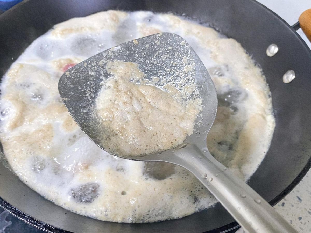 Nồi nước dùng gà đang sôi, được vớt bọt để có nước trong và ngọt cho món mì Quảng gà.