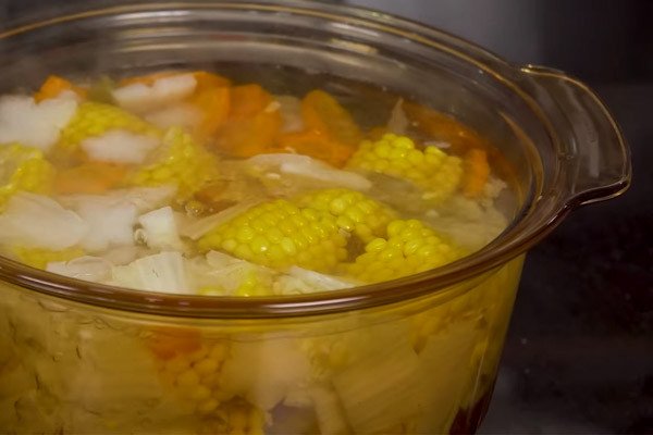 Nồi nước dùng hủ tiếu chay trong vắt, ngọt thanh từ rau củ