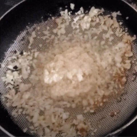 Nồi nước dùng xương cá đang hầm để có nước mẻ nhúng cá ngọt thanh