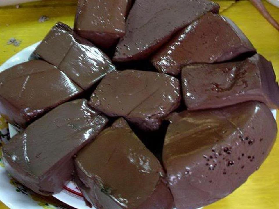 Nồi nước dùng xương heo đang ninh sôi để nấu cháo lòng