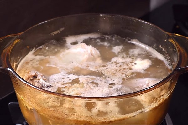 Nồi nước dùng xương heo trong quá trình chuẩn bị cách nấu mì vịt tiềm