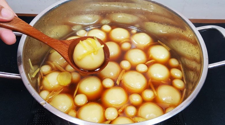 Nồi nước đường gừng đang được đun để chan chè trôi nước