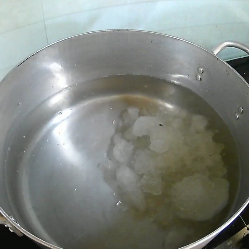 Nồi nước đường phèn lá dứa đang sôi để nấu thạch dừa hạt chia