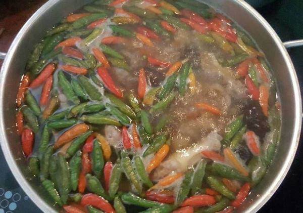 Nồi nước lẩu gà tiềm ớt hiểm nóng hổi, thơm lừng với màu sắc hấp dẫn