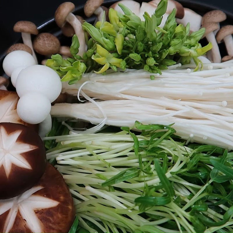 Nồi nước lẩu hải sản nấm đang sôi