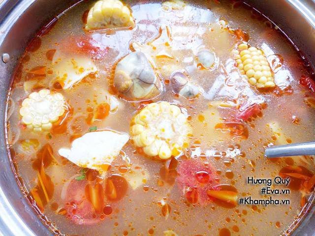 Nồi nước lẩu thập cẩm đang sôi