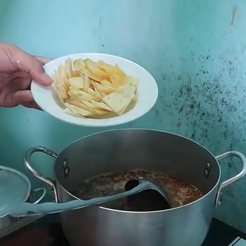 Nồi nước lèo bún bò gân đang được nấu sôi cùng thơm