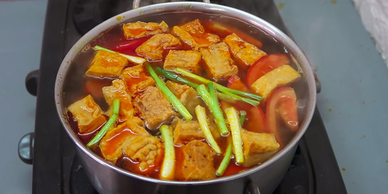 Nồi nước lèo bún riêu xương heo đã hoàn thành, chuẩn bị thưởng thức