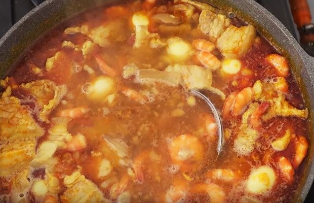 Nồi nước lèo mì Quảng tôm thịt đang sôi sục, thơm lừng