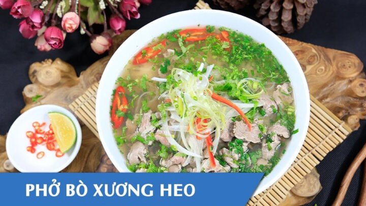 Nồi nước phở heo thơm lừng và tô phở heo nghi ngút khói