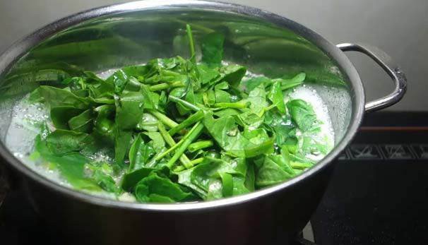 Nồi nước sôi chuẩn bị nấu canh rau mồng tơi chay đơn giản tại nhà