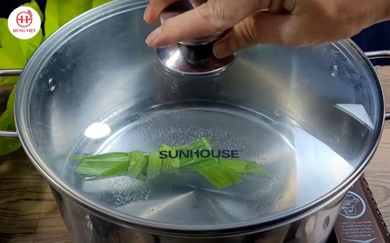Nồi nước sôi với lá dứa, tạo hương thơm cho xôi mềm dẻo