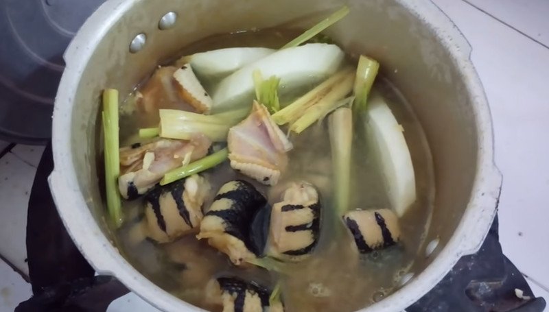 Nồi rắn hầm sả đang sôi nghi ngút khói