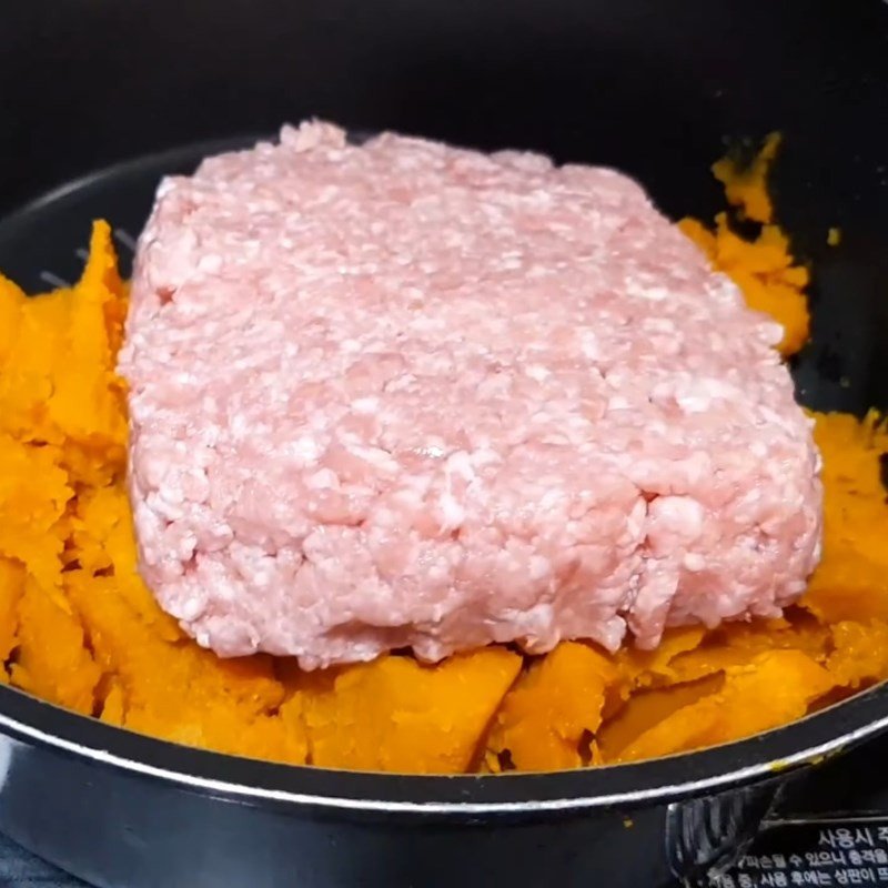 Nồi súp bí đỏ thịt heo đang sôi trên bếp