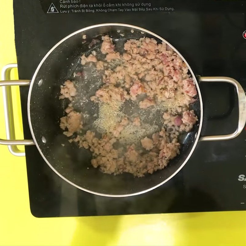 Nồi thịt băm đang được nêm gia vị và thêm nước sôi