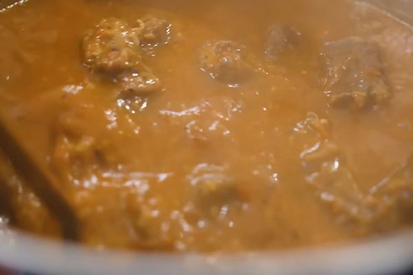 Nồi thịt bò sốt vang miền bắc đang hầm, nước sốt sánh mịn đậm đà