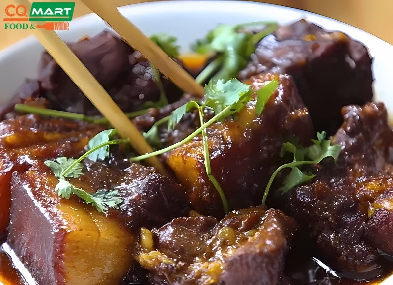 Nồi thịt hộp đang được nấu trên bếp, cho ra hương thơm hấp dẫn