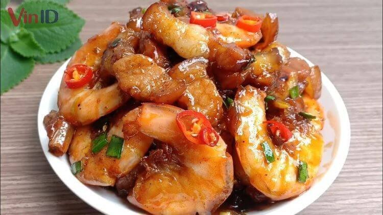 Nồi thịt kho tôm nước dừa keo sánh đậm đà, chuẩn vị Việt