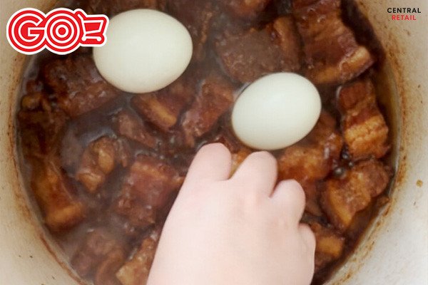 Nồi thịt kho trứng thơm lừng, đậm đà màu sắc sau khi hoàn thành