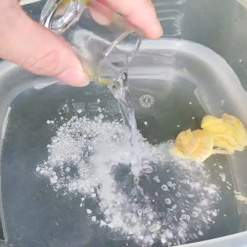 Nồi thịt lợn đang được luộc kỹ cùng hành và gừng