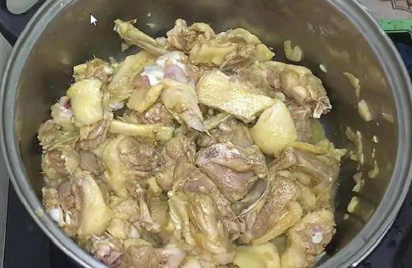 Nồi thịt vịt đang sôi liu riu trong nước cốt dừa béo ngậy, tỏa hương thơm lừng, bước quan trọng trong cách nấu vịt tiềm nước dừa.